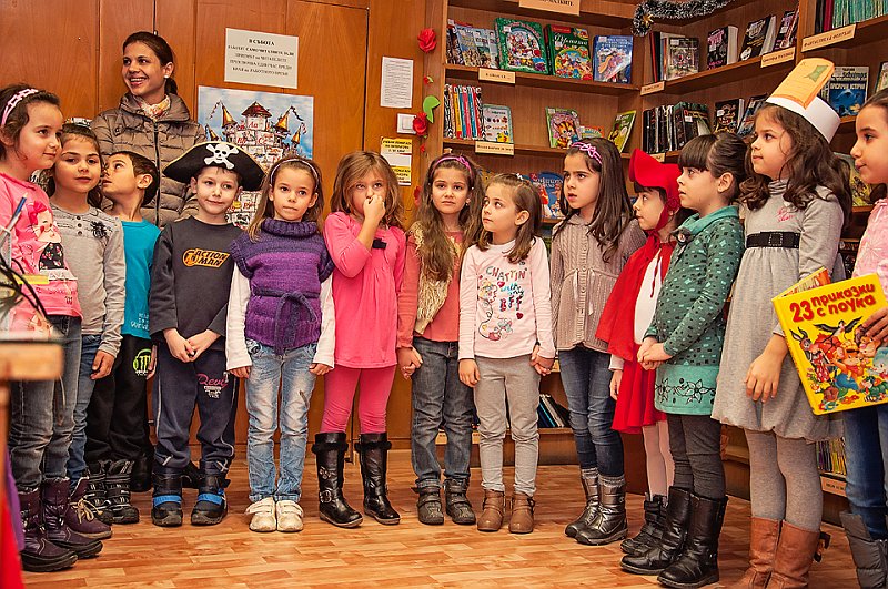 _DSC1982 copy.jpg - Откриване на изложба с рисунки на деца от ЦДГ "Синчец" в Детски и средношколски комплекс